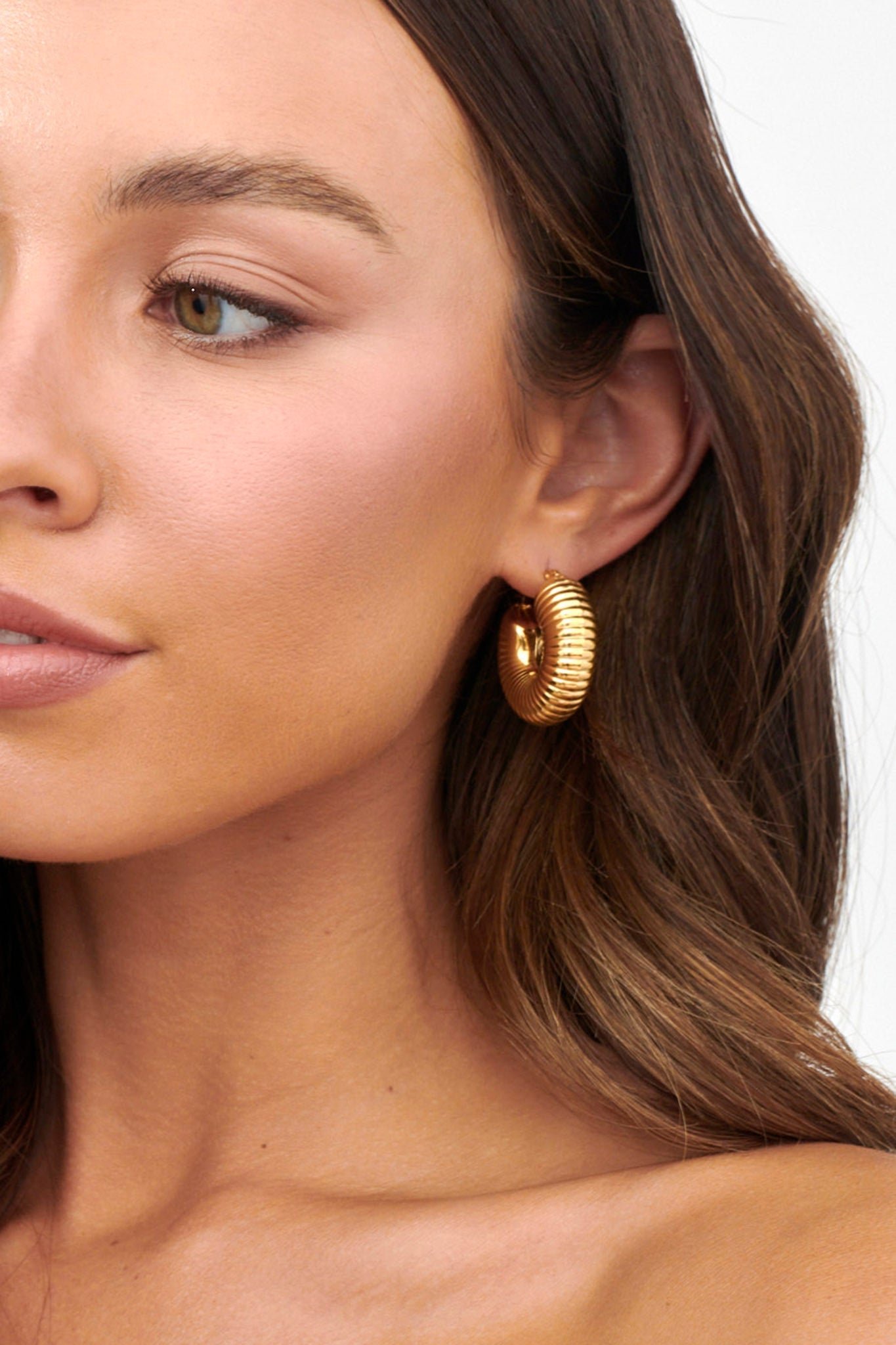Tammi Chunky Ribbed Hoop Earrings Gold