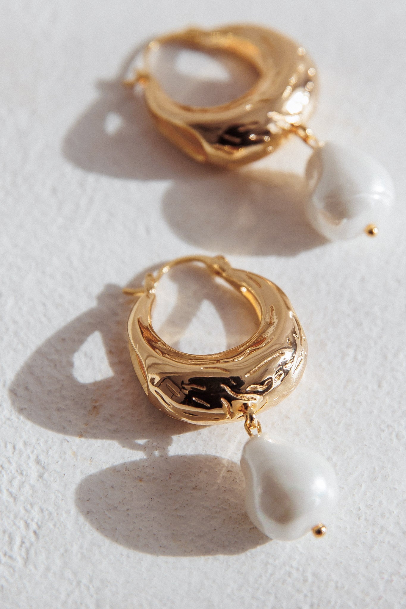Serotonin Drop Pearl Earrings Gold