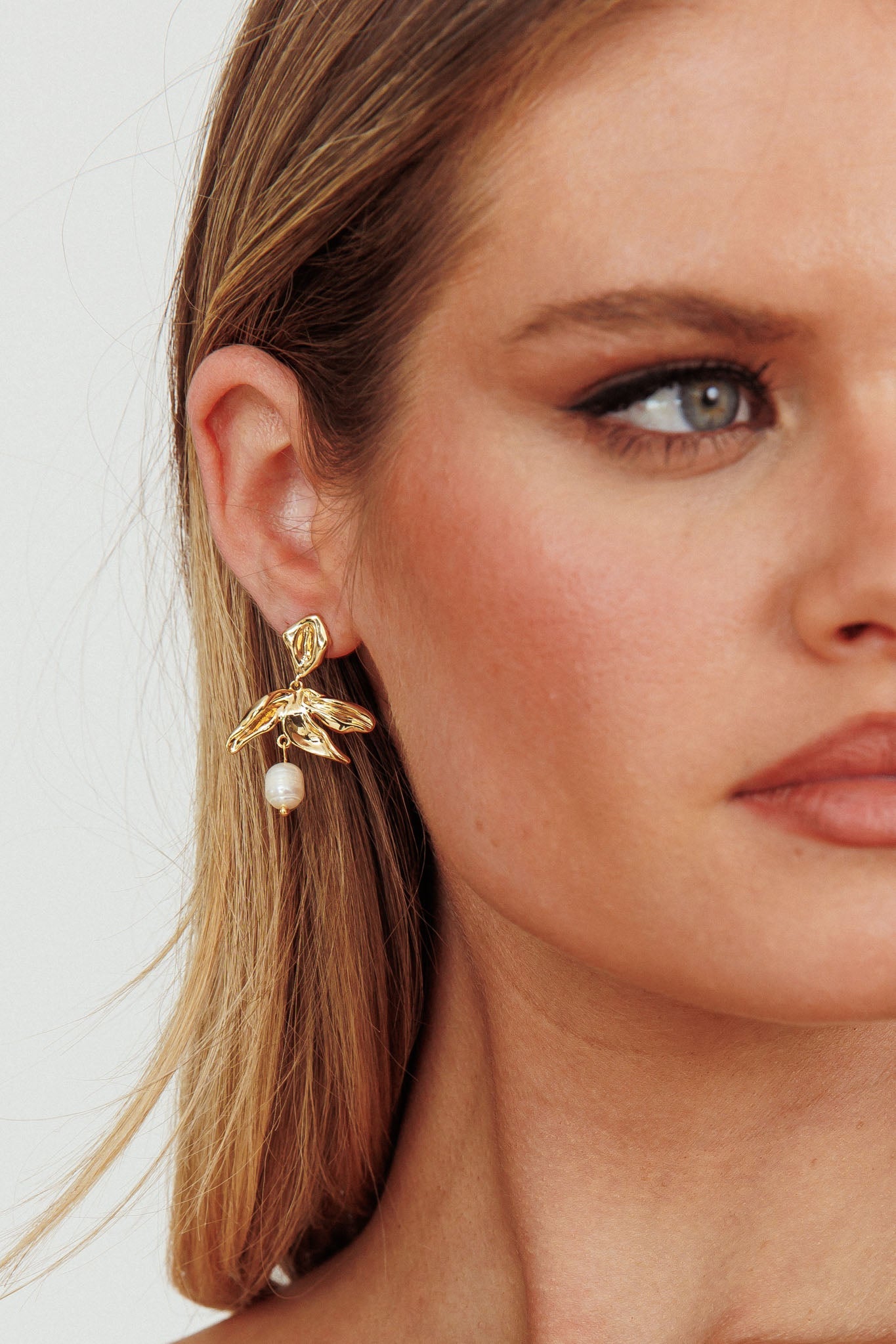 Lucie Drop Flower And Pearl Earrings Gold