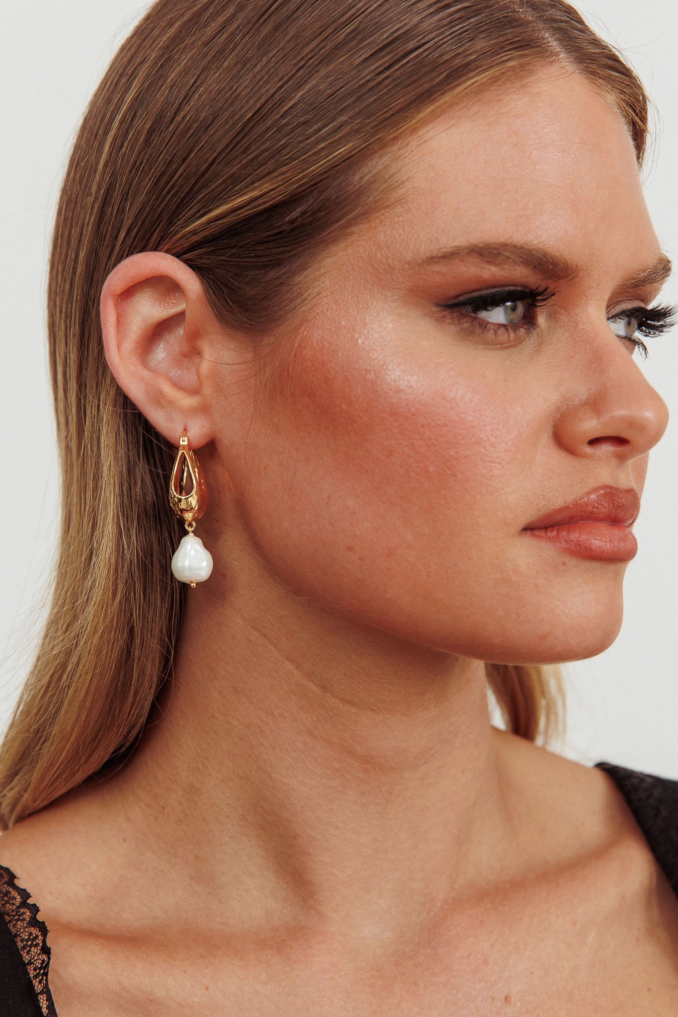 Serotonin Drop Pearl Earrings Gold